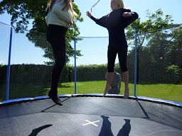 piger_i_trampolin.jpg
